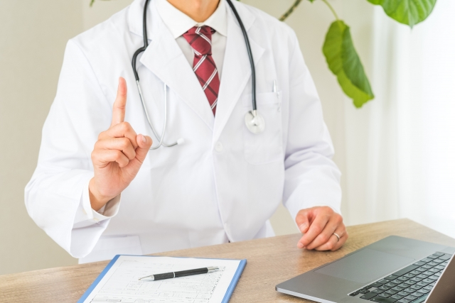 人差し指をさす医者の画像