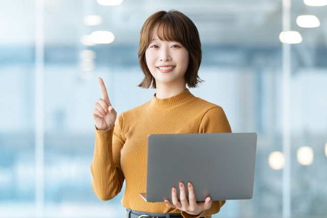 人差し指を立てる女性の画像