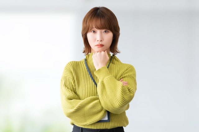 考える女性の画像