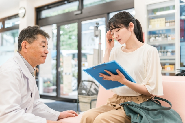 医者に相談する女性の画像