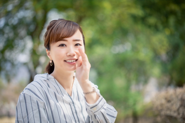 呼びかけをする女性の画像